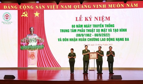 Trung tâm Phẫu thuật Sọ mặt và Tạo hình (Bệnh viện 108) đón nhận Huân chương Lao động hạng Ba